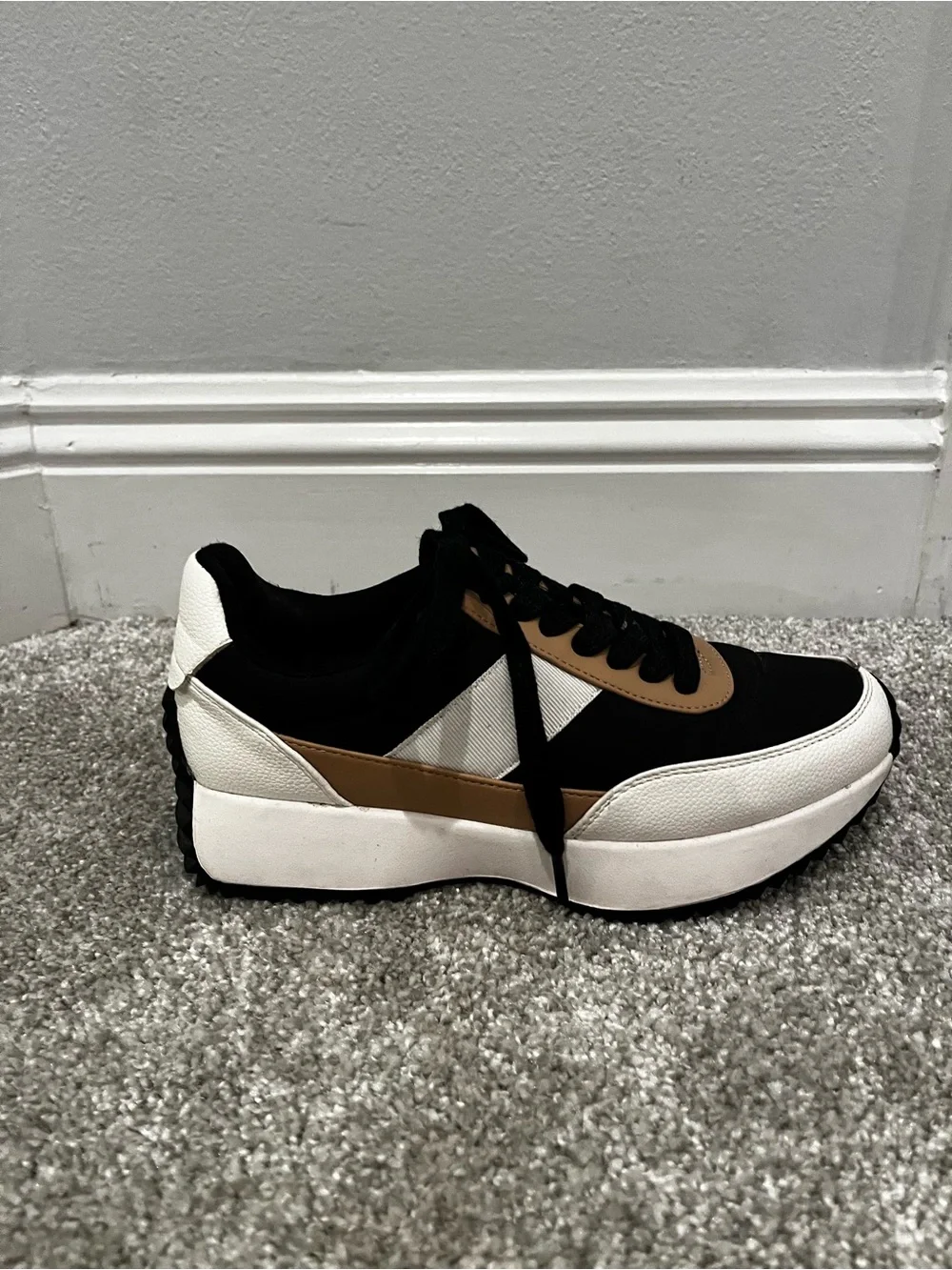 Casual Black White and Tan Lace-Up Sneakers